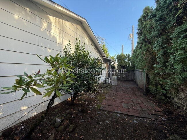 Building Photo - Welcoming 2BD/1BA Duplex w/ Mini-Split HVAC + Off-Street Parking