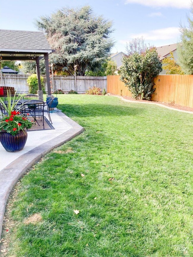 Building Photo - Fantastic 4 Bedroom Home with 3 Car Garage...