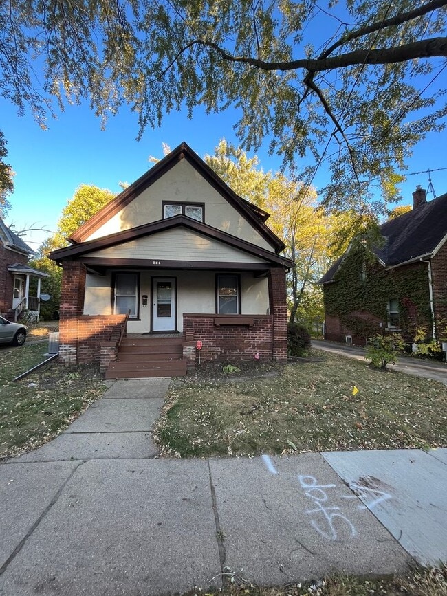 Primary Photo - 3 bedroom home available in Rockford