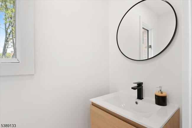 Building Photo - 60 Mews Ln