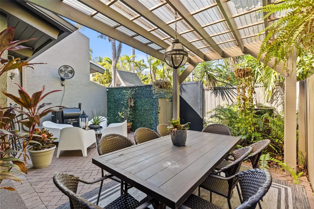 Building Photo - 228 NE 16th Ter