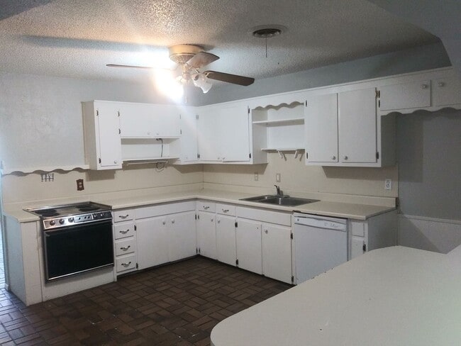 Building Photo - Close to Medical District!!