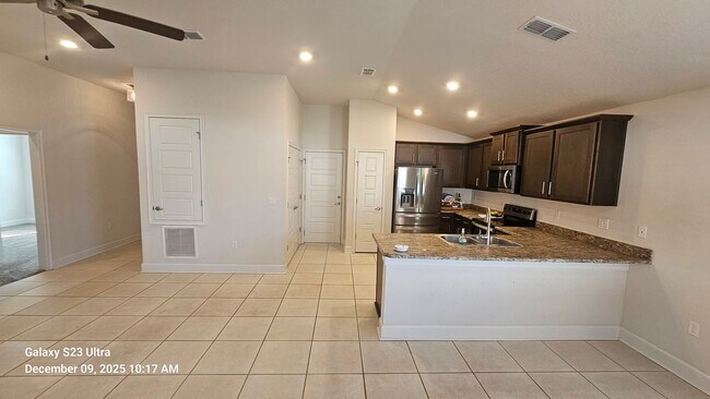 Building Photo - Warm & Inviting Home