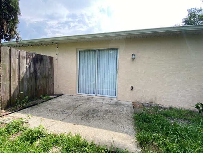 Building Photo - 2 Bedroom, 2 Bath Duplex with 1 Car Garage...