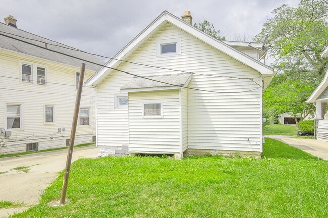 Building Photo - 4 BED 1 BATH BEAUTIFUL SINGLE FAMILY HOME ...