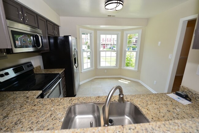 Building Photo - Great Neck!