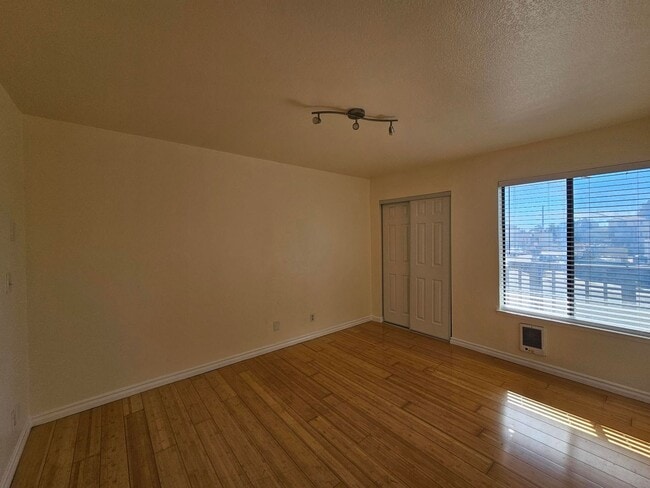 Building Photo - Sunny 2 Bed / 1 Bath Condo with Private Ba...