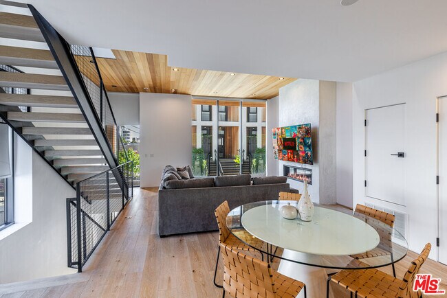Building Photo - 610 S Van Ness Ave