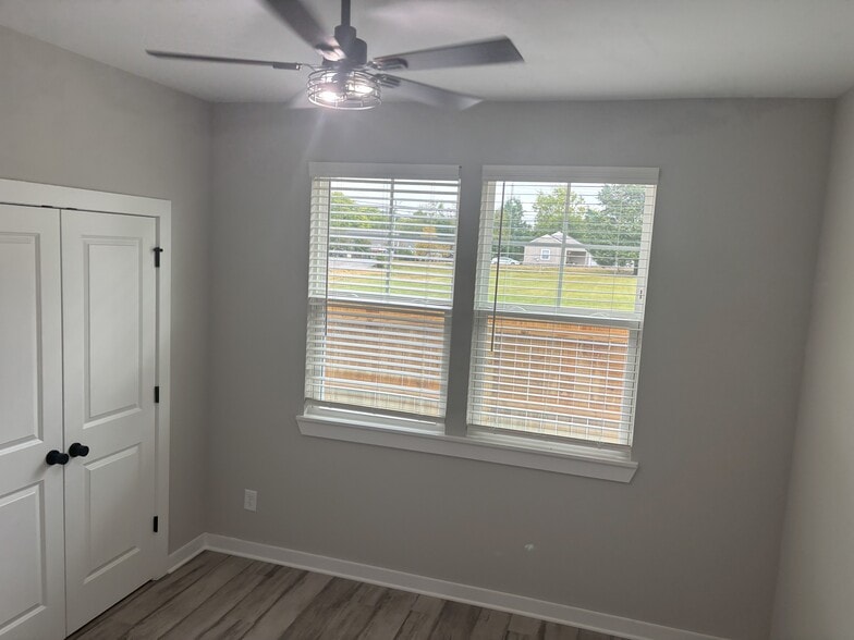 1st floor bedroom with en suite - 439 Hobbs Ave