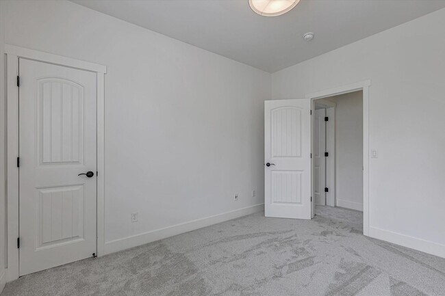 Building Photo - 928 Valencia Ave