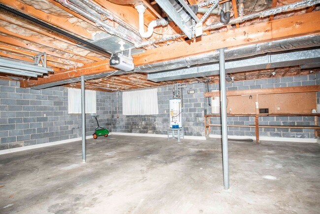 Building Photo - Halls 37938 - 4 bedroom, bath home with 4 garage spaces - Call Susan Niedergeses 865-300-4722