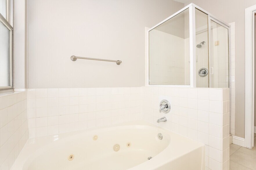 Building Photo - 2108 Farmouth Cir