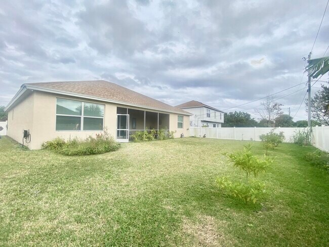 Building Photo - 656 SW Haas Ave