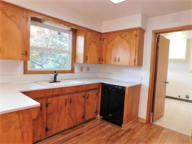 Building Photo - 3Bd/1.5Ba Single Story House - Available S...
