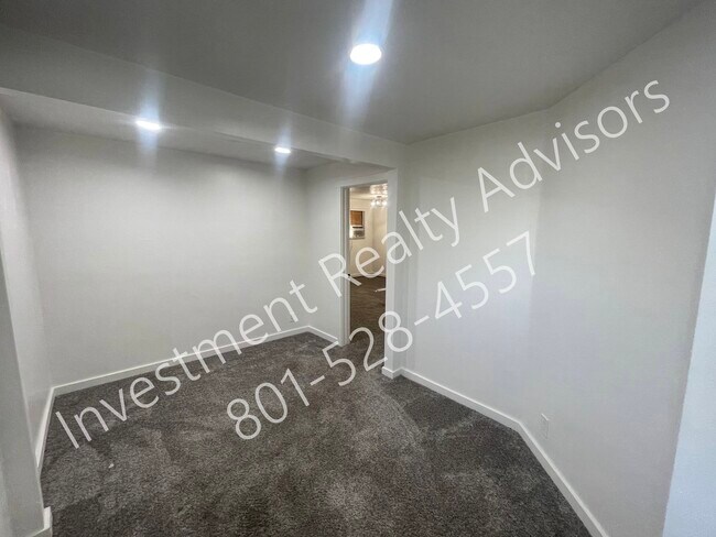 Building Photo - Renovated Unit in Murray!