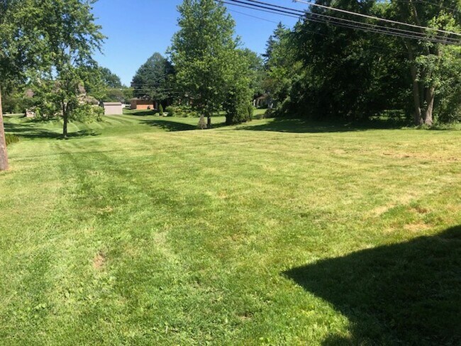 Building Photo - LOCATION, LOCATION, 3 BEDROOM HOUSE FOR LE...