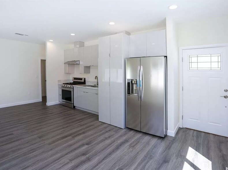 Building Photo - 7523 Milwood Ave