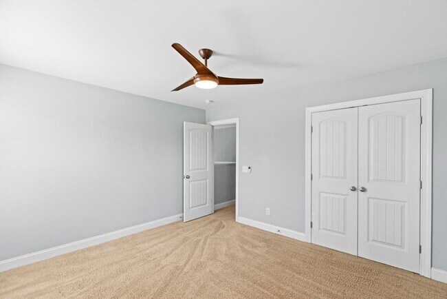 Building Photo - Minutes to the Beach! Conveniently located...