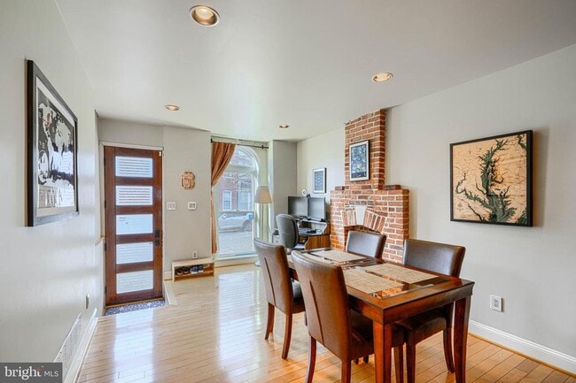 Building Photo - 542 E Clement St