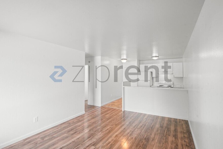 Building Photo - Unit 202