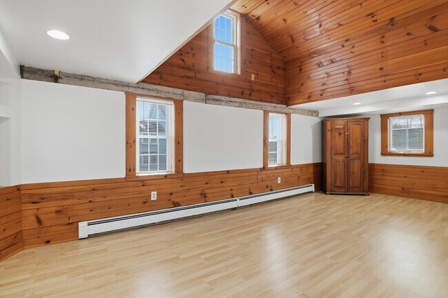 Building Photo - 92 Main St