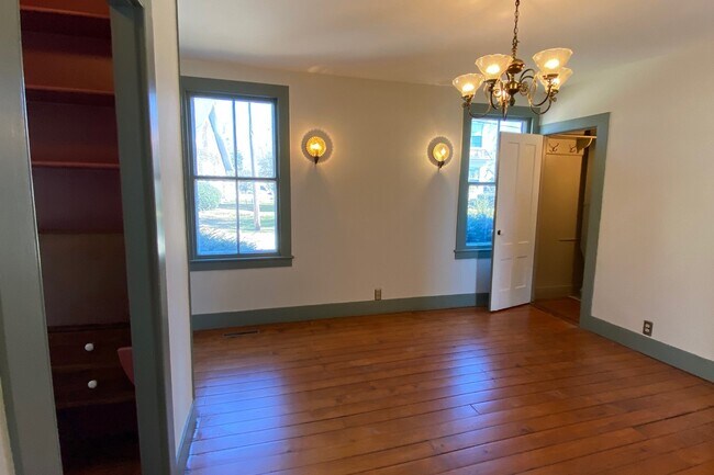 Building Photo - 12 Scholes Ln