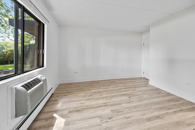Building Photo - Modern 1 Bedroom Apartments | Recently Renovated | Pet Friendly | Prime Location