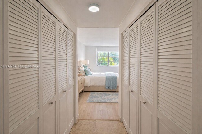 Building Photo - 500 Bayview Dr