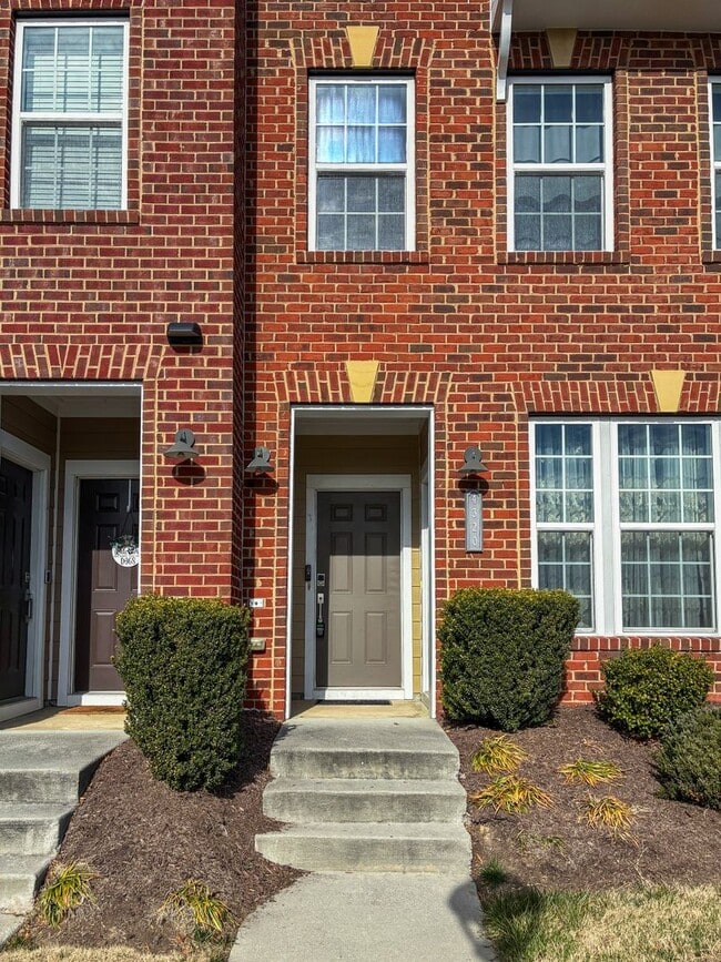 Building Photo - Modern 3 bed, 2.5 bath Townhouse in Henrico!