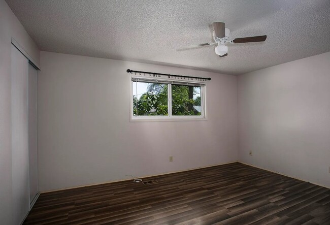 Building Photo - 3BED2BATH - LAUNDRY HOOKUPS, FENCED YARD