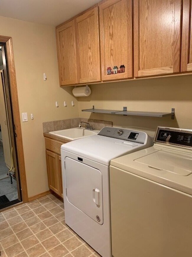 Building Photo - 3 Bedroom House on Quarter Acre!