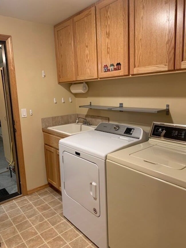 Building Photo - Leasing Special! 3 Bedroom House on Quarter Acre!