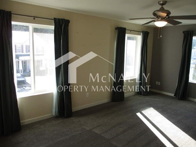 Building Photo - Spacious 3 Bedroom 3 Bath Home with Modern Amenities