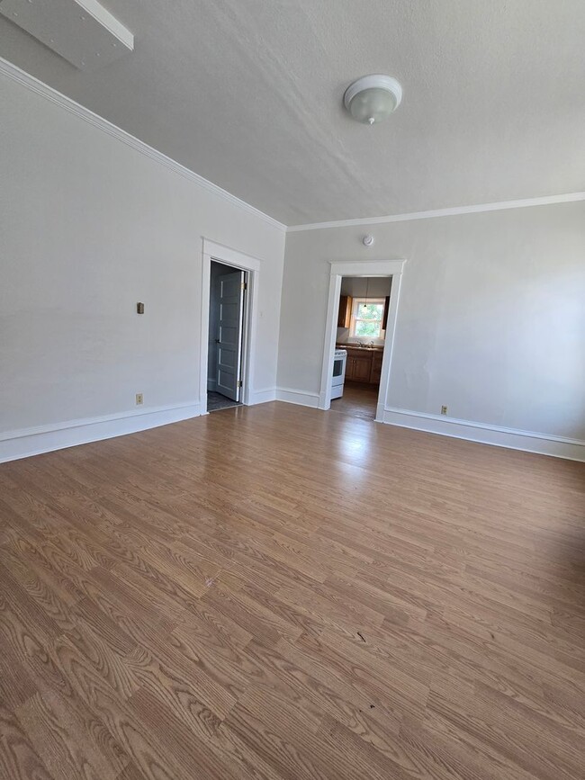 Building Photo - 2 Bed 1 Bath + Garage and Yard