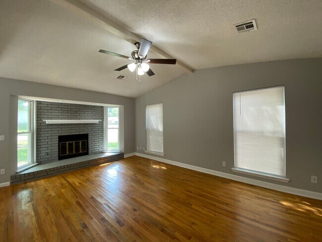 Building Photo - 3 bedroom house with 2 baths in Broken Arrow!!