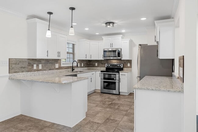 Building Photo - Pet Friendly Four Bedroom with Bonus!