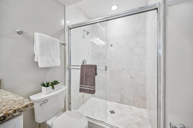 Building Photo - Beautiful 3 Bedroom 2 Bathroom Single Fami...