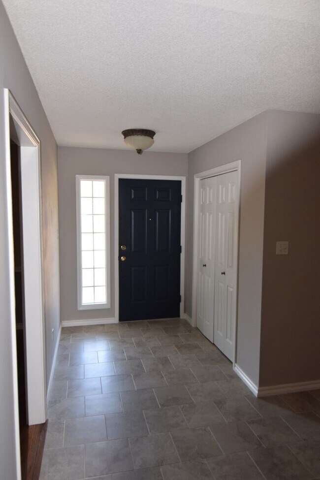 Building Photo - 3900 Bristol Ln