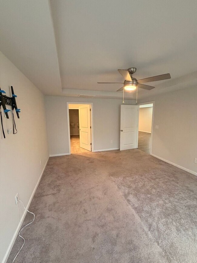 Building Photo - Like New 4 Bed, 2.5 Bath Townhome Available in Greenville