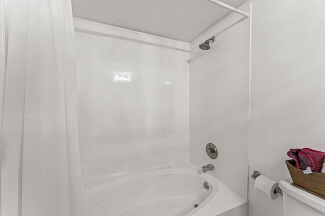 Building Photo - 5420 N Ocean Dr