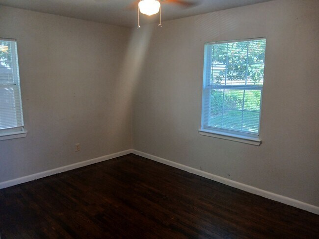 Building Photo - 4 Bedrooms and 1 Bath Near Hwy 75 and Fore...