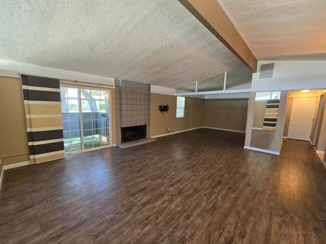 Building Photo - Country Club Terrace Condo