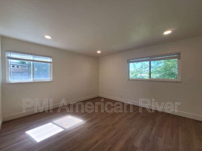 Building Photo - 2462 Town Cir