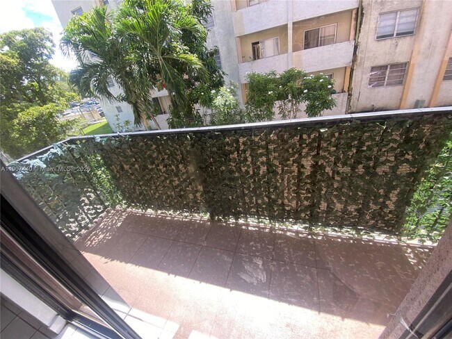 Building Photo - 605 NW 72nd Ave