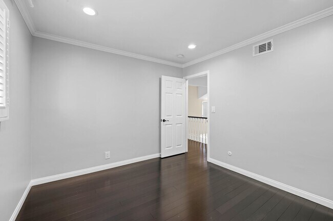 Building Photo - 5 Bedroom 5.5 Bathroom Pool Home in Encino