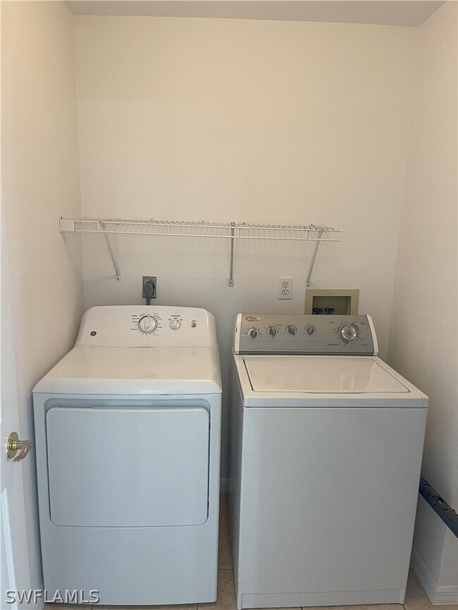 Building Photo - 9758 Country Oaks Dr