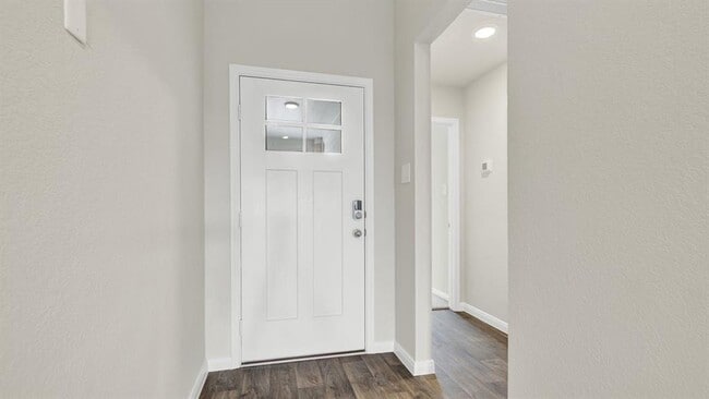 Building Photo - 332 St Thomas St