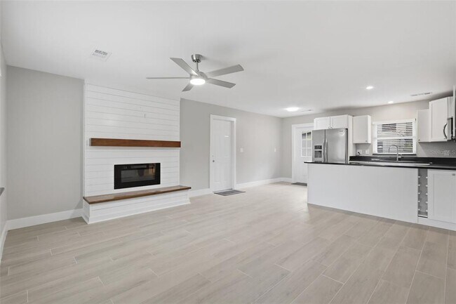 Building Photo - 550 E Minnesota Ave