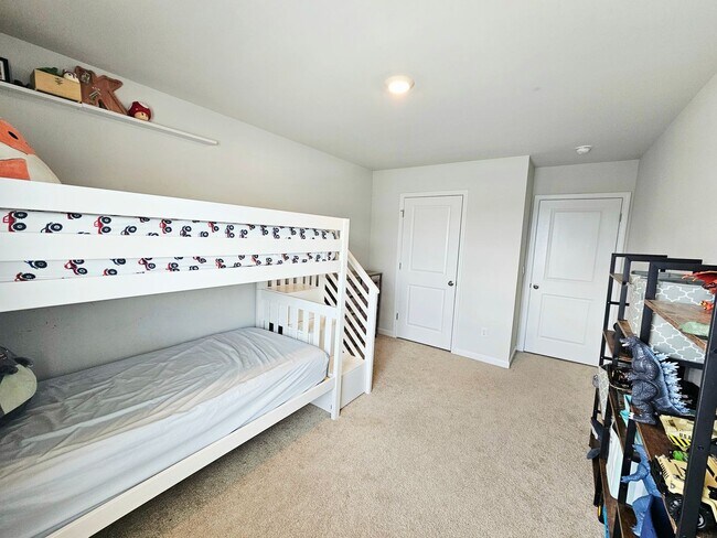 Building Photo - Beautiful Home 4 Bedroom 2.5 Bath