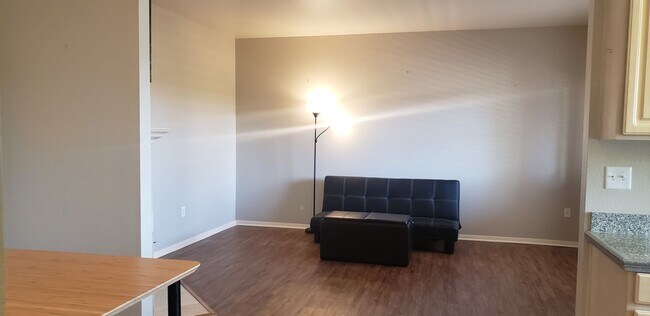 Building Photo - Beautiful 3 bedroom condo, located in a 24 hour guard gated community